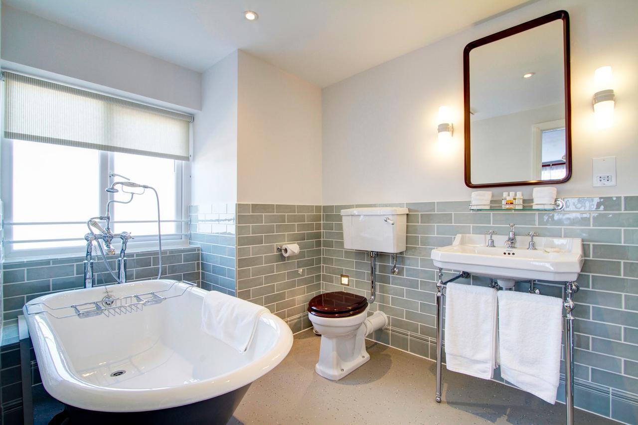The Seaside Boarding House Hotel เบอร์ตัน แบรดสต็อค ภายนอก รูปภาพ